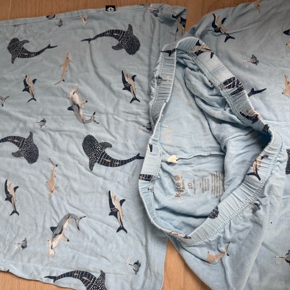 Kyte Baby Short sleeve pajamas in Stream Shark size 10 - Picture 4 of 5